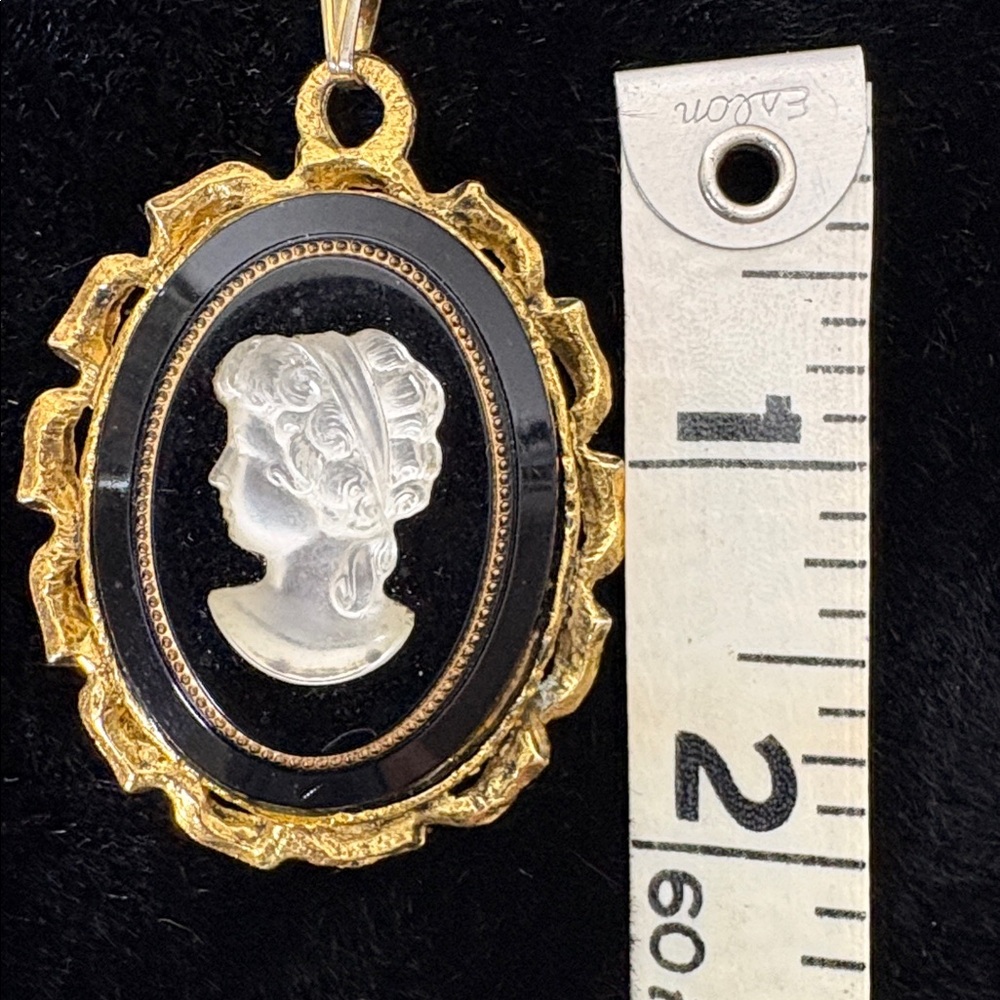 Cameo necklace - Picture 7 of 8